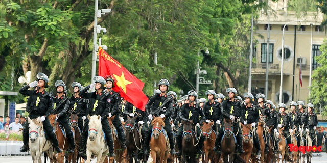 Đoàn Kỵ binh Cảnh sát cơ động chính thức ra mắt, diễu hành trước Lăng Bác và Nhà Quốc hội - Ảnh 14.
