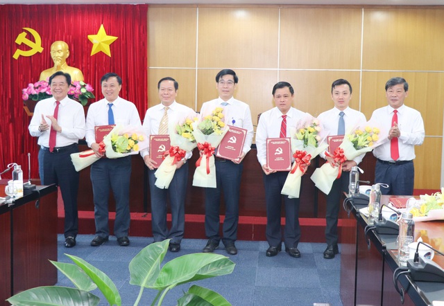 Trao quyết định nhân sự mới TPHCM, Bình Dương, Kon Tum, Đồng Tháp, Khánh Hòa, Lai Châu - Ảnh 2.