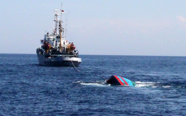 Huế: Va chạm tàu cá trên biển khiến 1 người chết, 1 người mất tích - Ảnh 1.