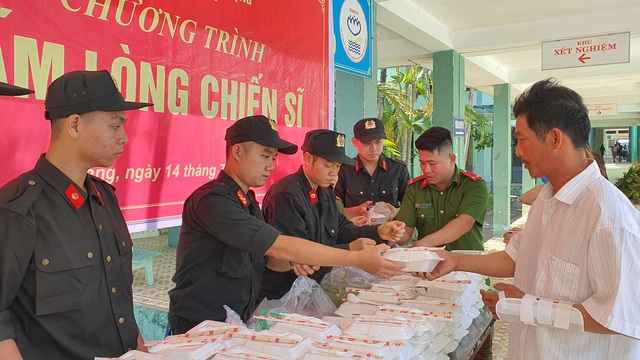 Cảnh sát cơ động Đà Nẵng phát miễn phí hàng trăm suất cơm cho bệnh nhân nghèo - Ảnh 12.