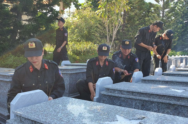 Cảnh sát cơ động Đà Nẵng phát miễn phí hàng trăm suất cơm cho bệnh nhân nghèo - Ảnh 10.