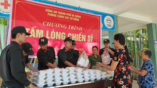 Cảnh sát cơ động Đà Nẵng phát miễn phí hàng trăm suất cơm cho bệnh nhân nghèo - Ảnh 1.