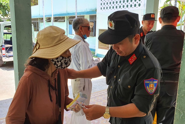 Cảnh sát cơ động Đà Nẵng phát miễn phí hàng trăm suất cơm cho bệnh nhân nghèo - Ảnh 14.