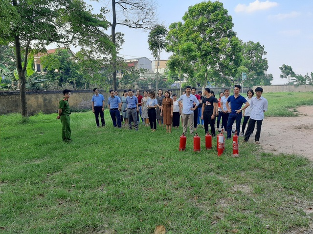 Huấn luyện về PCCC và CNCH tại trường THPT Yên Lãng - Ảnh 2.