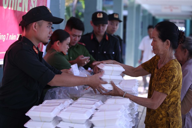 Cảnh sát cơ động Đà Nẵng phát miễn phí hàng trăm suất cơm cho bệnh nhân nghèo - Ảnh 15.