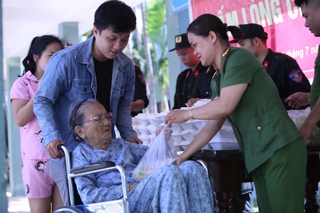 Cảnh sát cơ động Đà Nẵng phát miễn phí hàng trăm suất cơm cho bệnh nhân nghèo - Ảnh 13.