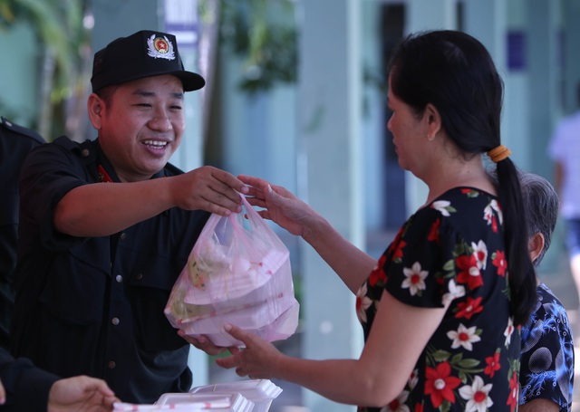 Cảnh sát cơ động Đà Nẵng phát miễn phí hàng trăm suất cơm cho bệnh nhân nghèo - Ảnh 2.