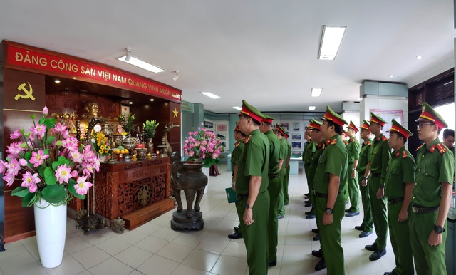 Cảnh sát cơ động Đà Nẵng phát miễn phí hàng trăm suất cơm cho bệnh nhân nghèo - Ảnh 7.