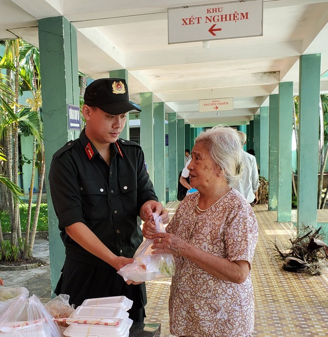 Cảnh sát cơ động Đà Nẵng phát miễn phí hàng trăm suất cơm cho bệnh nhân nghèo - Ảnh 16.