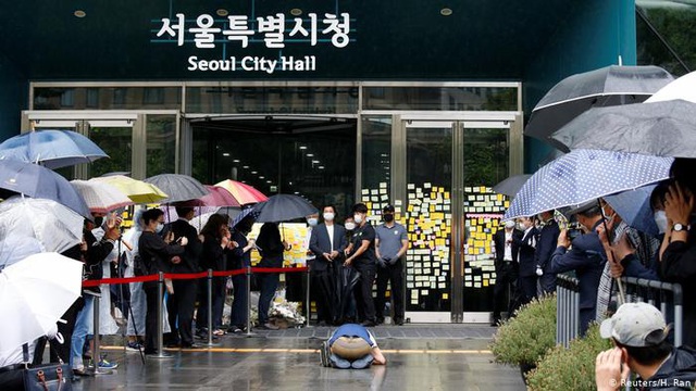 Thị trưởng Seoul tự sát hé lộ &quot;nứt vỡ&quot; trong đảng Tổng thống của Moon Jae-in về nữ quyền - Ảnh 2.