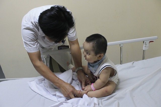 Bệnh tay chân miệng vào mùa: Trẻ em Hà Nội đua nhau nhập viện   - Ảnh 1.