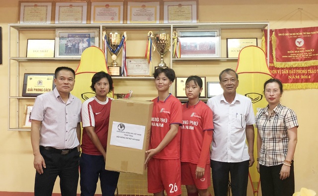 VFF trao tặng trang thiết bị, dụng cụ tập luyện tiêu chuẩn cho các CLB bóng đá nữ - Ảnh 1.