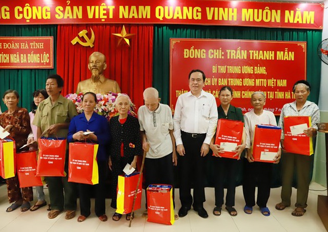 Ông Trần Thanh Mẫn tặng quà cho gia đình chính sách huyện Can Lộc, Hà Tĩnh - Ảnh 3.