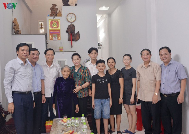 Chủ tịch Quốc hội thăm, tặng quà các mẹ Việt Nam Anh hùng - Ảnh 1.