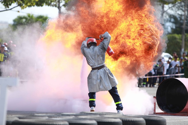 Hội thi thể thao nghiệp vụ chữa cháy và cứu nạn, cứu hộ vòng chung kết năm 2020 diễn ra tại Đà Nẵng - Ảnh 8.