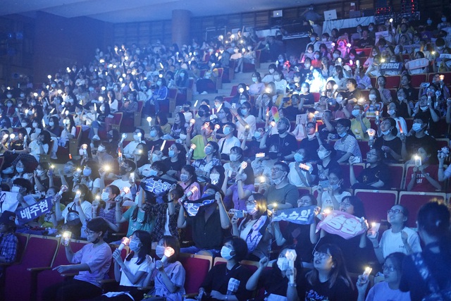 Khán giả đeo khẩu trang đi xem Dream Concert - Ảnh 1.