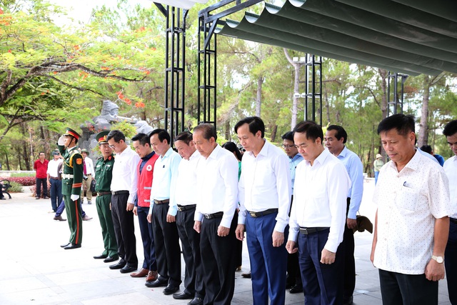 Phó Thủ tướng Thường trực dâng hương, tặng quà các gia đình có công tỉnh Quảng Trị - Ảnh 2.