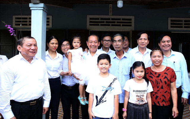 Phó Thủ tướng Thường trực dâng hương, tặng quà các gia đình có công tỉnh Quảng Trị - Ảnh 3.