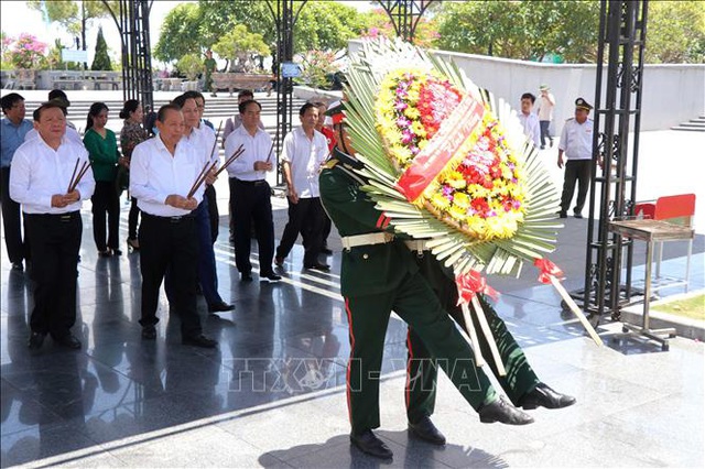 Phó Thủ tướng Thường trực dâng hương, tặng quà các gia đình có công tỉnh Quảng Trị - Ảnh 1.