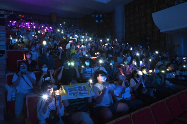 Khán giả đeo khẩu trang đi xem Dream Concert - Ảnh 4.