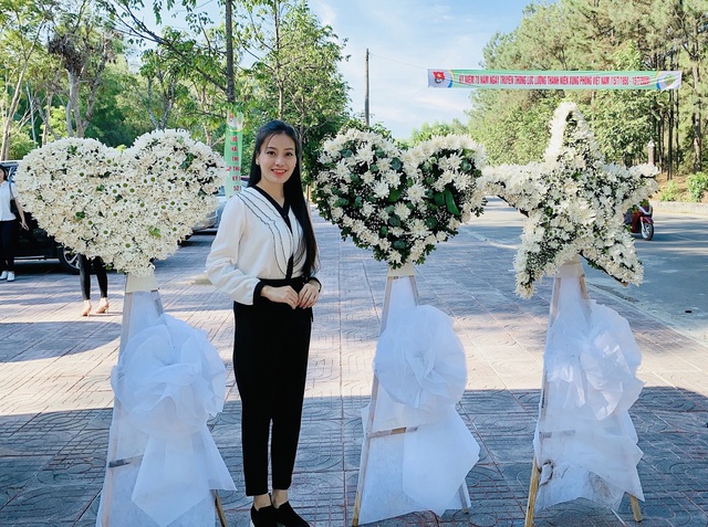 Huyền Trang Sao Mai về viếng nghĩa trang Đồng Lộc ngay sau khi phát hành MV - Ảnh 1.