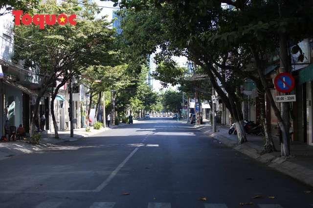 Hình ảnh Đà Nẵng ngày đầu giãn cách xã hội, nhiều hàng quán tạm đóng cửa, đường phố thưa người - Ảnh 26.