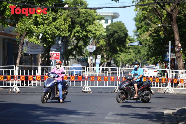 Hình ảnh Đà Nẵng ngày đầu giãn cách xã hội, nhiều hàng quán tạm đóng cửa, đường phố thưa người - Ảnh 28.