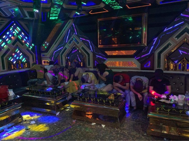 Quảng Bình: Bắt nhóm thanh niên mở &quot;tiệc ma túy&quot; trong quán karaoke - Ảnh 1.
