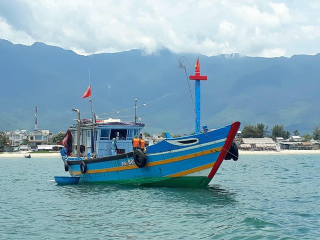 Bắt quả tang tàu cá chở 9 người từ Đà Nẵng đến Huế để trốn cách ly xã hội - Ảnh 1.