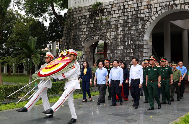 Phó Thủ tướng Phạm Bình Minh dâng hương tưởng nhớ các Anh hùng liệt sĩ tại Điện Biên - Ảnh 1.