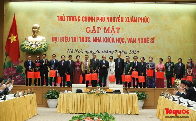 Thủ tướng Nguyễn Xuân Phúc gặp mặt đại biểu trí thức, nhà khoa học, văn nghệ sỹ - Ảnh 9.