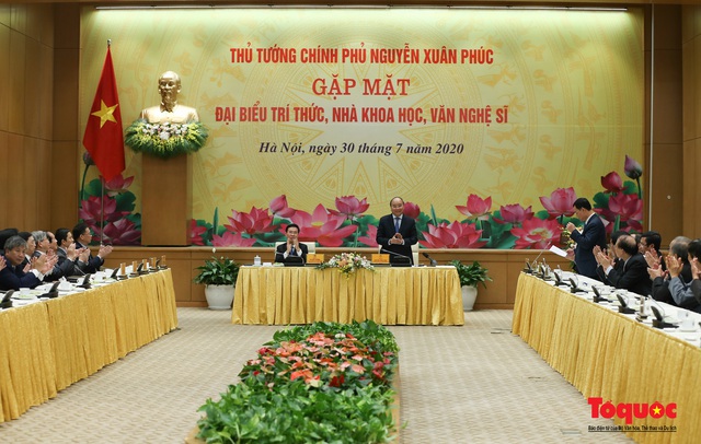 Thủ tướng Nguyễn Xuân Phúc gặp mặt đại biểu trí thức, nhà khoa học, văn nghệ sỹ - Ảnh 5.