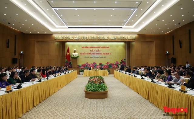 Thủ tướng Nguyễn Xuân Phúc gặp mặt đại biểu trí thức, nhà khoa học, văn nghệ sỹ - Ảnh 1.