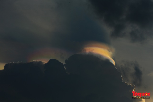 Quầng mây tán sắc kỳ bí xuất hiện trên bầu trời Hà Nội - Ảnh 3.