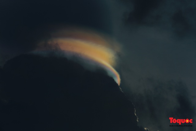 Quầng mây tán sắc kỳ bí xuất hiện trên bầu trời Hà Nội - Ảnh 4.
