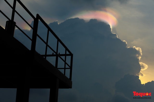 Quầng mây tán sắc kỳ bí xuất hiện trên bầu trời Hà Nội - Ảnh 9.