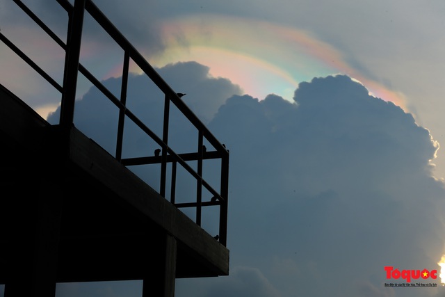Quầng mây tán sắc kỳ bí xuất hiện trên bầu trời Hà Nội - Ảnh 14.