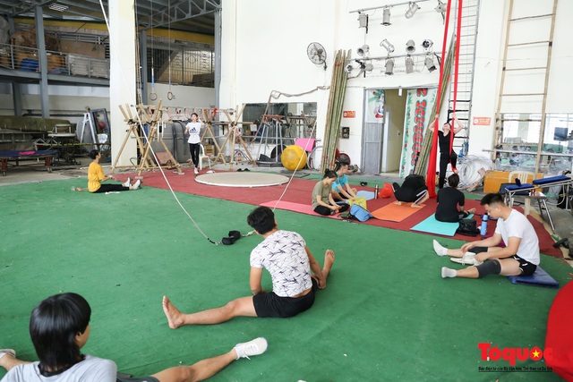 Hà Nội: Nghệ sĩ xiếc khổ luyện dưới thời tiết nóng hơn 40 độ C - Ảnh 2.