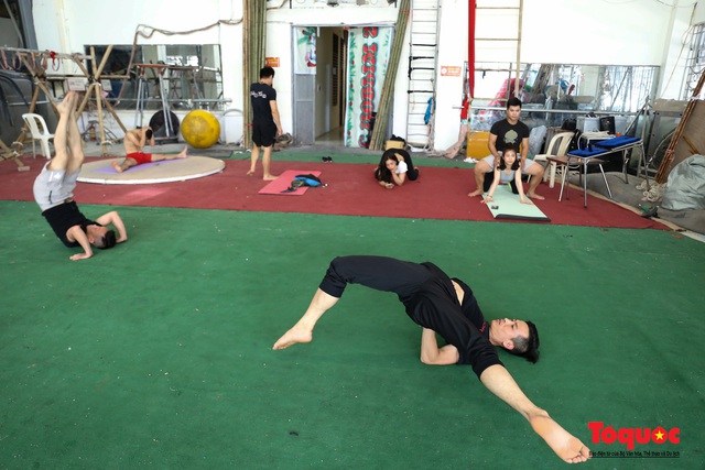 Hà Nội: Nghệ sĩ xiếc khổ luyện dưới thời tiết nóng hơn 40 độ C - Ảnh 3.