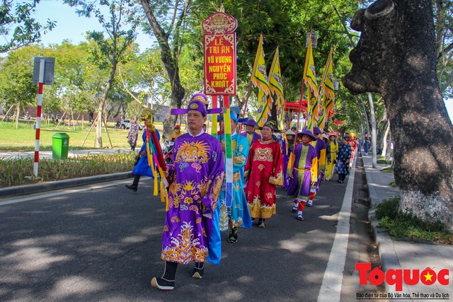 Hàng trăm tà áo dài diễu hành trên phố tri ân chúa Nguyễn Phúc Khoát - Ảnh 2.