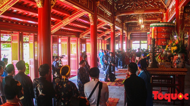 Hàng trăm tà áo dài diễu hành trên phố tri ân chúa Nguyễn Phúc Khoát - Ảnh 10.