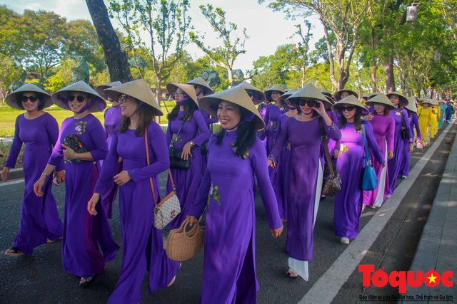 Hàng trăm tà áo dài diễu hành trên phố tri ân chúa Nguyễn Phúc Khoát - Ảnh 4.