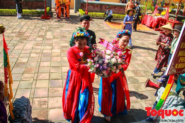 Hàng trăm tà áo dài diễu hành trên phố tri ân chúa Nguyễn Phúc Khoát - Ảnh 9.