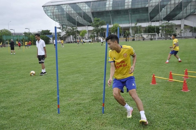 Nhiều CLB rục rịch tập luyện trở lại chuẩn bị cho ngày V-League &quot;tái khởi&quot; - Ảnh 1.