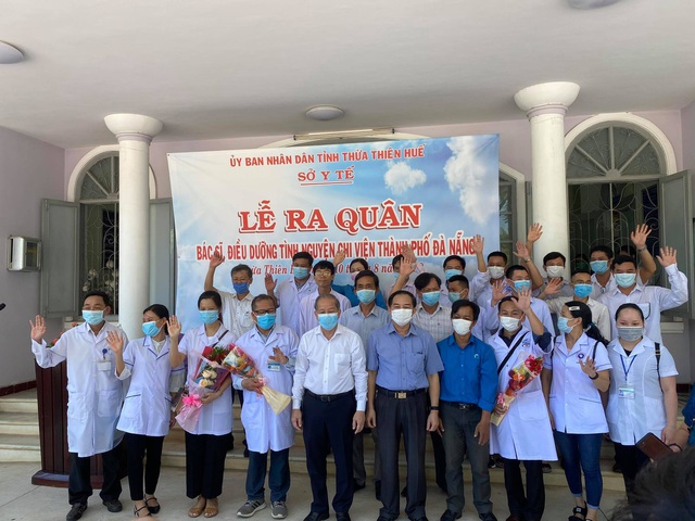 40 bác sĩ, điều dưỡng của Huế lên đường vào chi viện Đà Nẵng chống dịch - Ảnh 1.