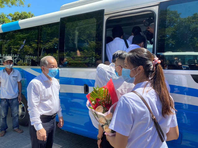 40 bác sĩ, điều dưỡng của Huế lên đường vào chi viện Đà Nẵng chống dịch - Ảnh 2.