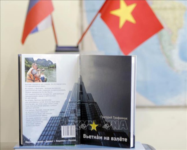 Ra mắt sách &quot;Việt Nam cất cánh&quot; tại Nga - Ảnh 1.