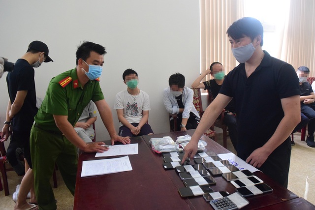 Phạt tiền, trục xuất 7 người Trung Quốc thuê khách sạn đánh bạc trực tuyến - Ảnh 1.