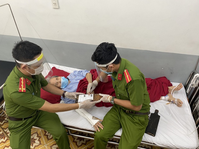 Công an Thừa Thiên Huế đến tận bệnh viện cấp chứng minh nhân dân cho cụ bà neo đơn - Ảnh 1.