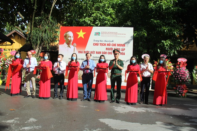 Khai mạc Trưng bày chuyên đề Chủ tịch Hồ Chí Minh- người sáng lập Nhà nước Việt Nam Dân Chủ Cộng Hòa - Ảnh 1.